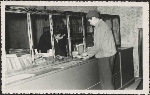 [Knjižničarka Ljubica Rukavina u radu s korisnikom]