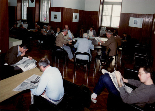 [Korisnici čitaju novine u Narodnoj čitaonici na Korzu] / E. Hreljanović