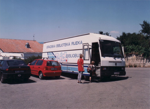 [Parkirani bibliobus] / E. Hreljanović